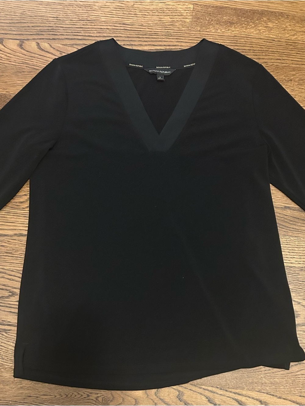 Banana Republic Black V-Neck 3/4 Sleeve Top - Sleek polyester spandex